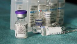 Pfizer uzrāda spēcīgus ienākumus, neskatoties uz Trampa jaunajiem tarifu draudiem “līdz pat 250%”