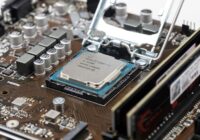 Intel akciju vērtība pieaug pēc ziņojuma par iespējamu ASV līdzdalību mikroshēmu ražotājā