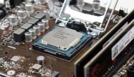 Intel akciju vērtība pieaug pēc ziņojuma par iespējamu ASV līdzdalību mikroshēmu ražotājā