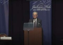 Federālo rezervju sistēmas priekšsēdētājs Pauels signalizē, ka drīzumā varētu samazināt likmes, tirgi atgūstas