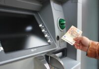Grieķijā šodien stājas spēkā aizliegums iekasēt komisijas maksu par skaidras naudas izņemšanu bankomātos