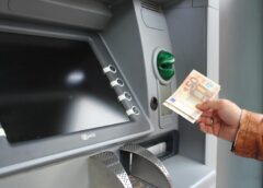 Grieķijā šodien stājas spēkā aizliegums iekasēt komisijas maksu par skaidras naudas izņemšanu bankomātos