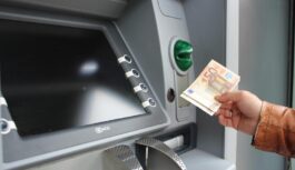 Grieķijā šodien stājas spēkā aizliegums iekasēt komisijas maksu par skaidras naudas izņemšanu bankomātos