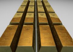 Zelta cena krītas no jauna rekorda, Eiropas tirgi uzrāda atveseļošanās pazīmes