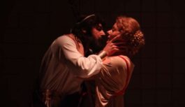 Latviešu kino mīti un realitāte: Valmieras teātrī iestudē stāstu par ekrāna elkiem Latviešu kino mīti un realitāte: Valmieras teātrī iestudē stāstu par ekrāna elkiem