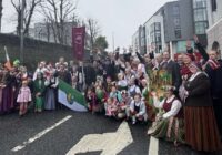 Ar tautas tērpiem un dejām: kā latvieši svinēja Svētā Patrika dienu Īrijā