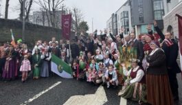Ar tautas tērpiem un dejām: kā latvieši svinēja Svētā Patrika dienu Īrijā
