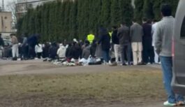 Neparasts skats Rīgas ielās: policija vērtē iedzīvotāju kopīgu lūgšanu uz ietves