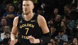 Vai atkal trauma? Kristaps Porziņģis muguras sāpju dēļ nepabeidz spēli pret Austrumu konferences līderiem