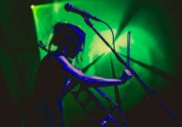 Viena sieviete – vesels orķestris: Rīgā atgriežas neparastā čelliste Džo Kveila