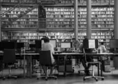 Augstskolas ievieš stingrāku kontroli mākslīgā intelekta izmantošanai studentu darbos