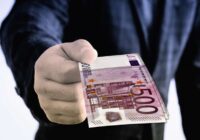 Valsts pārvaldes darbinieku naudas balvas: pērn izmaksāto līdzekļu apjoms sarucis