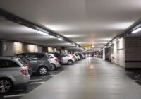 Kas saņem naudu par autostāvvietām: ieskats Latvijas lielāko operatoru biznesā