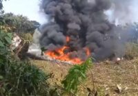 Kolumbijā avarējusi armijas lidmašīna ar 125 cilvēkiem: glābēji steidzas palīgā