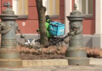 Drīzumā pēc pasūtītā ēdiena var nākties doties pašiem: Saeimā plāno krasas izmaiņas kurjeru darbā