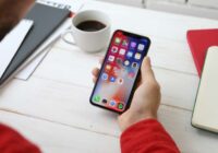 Telefoniem skolās būs stingrāki noteikumi: kāpēc Salas vidusskolā šīs izmaiņas atbalsta