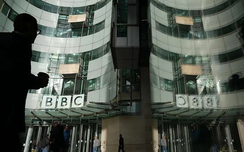 BBC krustcelēs: masveida atlaišanas un cīņa par raidsabiedrības nākotni bbc