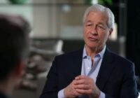 Cerības uz lētākiem kredītiem mazinās: ko prognozē “JPMorgan” vadītājs