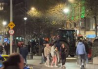 Traktori un kravas auto paralizē Īrijas pilsētas: lauksaimnieki pieprasa lētāku degvielu