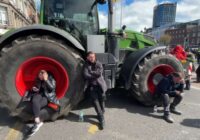 Dublinā ar spēku pārtrauc degvielas cenu protestus: traktori un kravas auto pamet pilsētu