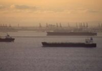 OPEC+ lēmums un bloķētie ceļi: kāpēc degvielas cenas pasaulē turpina augt