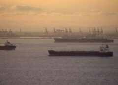 OPEC+ lēmums un bloķētie ceļi: kāpēc degvielas cenas pasaulē turpina augt